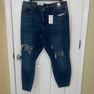 JudyBlue destroyed knee mid rise skinny 22W new with tags nonsmoking home.